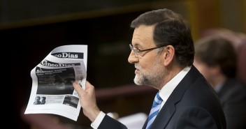 Mariano Rajoy muestra un artículo de prensa durante el Debate Sobre el Estado de la Nación 