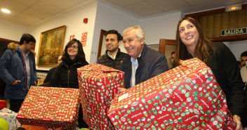 El vicesecretario de Política Autonómica y Local del Partido Popular, Javier Arenas, participa en la entrega de juguetes que organiza el PP de Sevilla