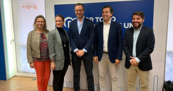 Javier Maroto, junto a compañeros del PP de Islas Baleares, en Palma de Mallorca