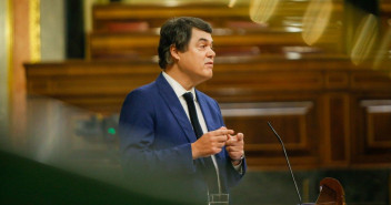 Carlos Rojas durante el pleno en el Congreso de los Diputados