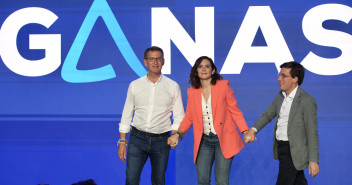 Alberto Núñez Feijóo, Isabel Díaz Ayuso y José Luis Martínez-Almeida en el cierre de campaña 28M