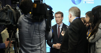 Alberto Núñez Feijóo atiende a los medios en el Congreso del EPP en Rotterdam