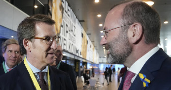 Alberto Núñez Feijóo conversa con Manfred Weber en el Congreso del EPP, en Rotterdam