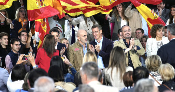 Alberto Núñez Feijóo, junto a Alejandro Fernández y Daniel Sirera, durante el mitin celebrado en Barcelona