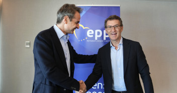 El presidente del Partido Popular, Alberto Núñez Feijóo, junto al primer ministro de Grecia, Kyriakos Mitsotakis, en la Cumbre del EPP en Atenas