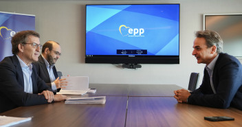 Alberto Núñez Feijóo junto a Manfred Weber y Kyriakos Mitsotakis reunidos en la Cumbre del EPP