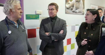 El presidente del Partido Popular, Alberto Núñez Feijóo, visita la Fundación Once del Perro Guía