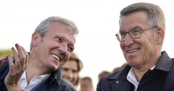 El presidente del PP, Alberto Núñez Feijóo, y el presidente de la Xunta de Galicia y del PP de Galicia, Alfonso Rueda, durante el mitin celebrado en Ferrol