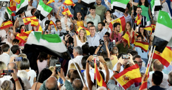 El presidente, Alberto Núñez Feijóo, y María Guardiola, presidenta del PP de Extremadura, en el mitin celebrado en Badajoz