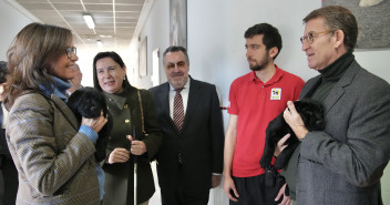 El presidente del Partido Popular, Alberto Núñez Feijóo, visita la Fundación Once del Perro Guía