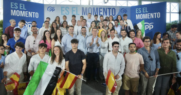 El presidente, Alberto Núñez Feijóo, y María Guardiola en el mitin celebrado en Badajoz 