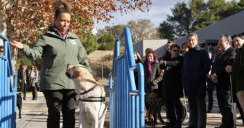 El presidente del Partido Popular, Alberto Núñez Feijóo, visita la Fundación Once del Perro Guía