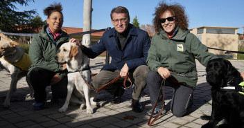 El presidente del Partido Popular, Alberto Núñez Feijóo, visita la Fundación Once del Perro Guía