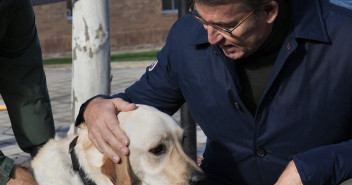 El presidente del Partido Popular, Alberto Núñez Feijóo, visita la Fundación Once del Perro Guía