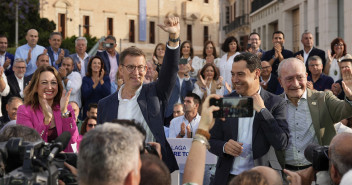 El presidente del Partido Popular, Alberto Núñez Feijóo, y Juanma Moreno, presidente del PP y de la Junta de Andalucía, junto a Paco de la Torre, alcalde de Málaga y candidato a la reelección, y Patricia Navarro, presidenta del PP de Málaga