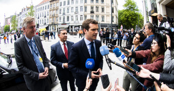 Pablo Casado atiende a los medios de comunicación en Bruselas
