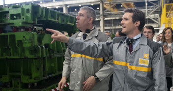 Pablo Casado en la fábrica Renault en Palencia 