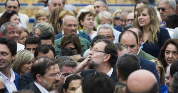 Mariano Rajoy saluda a los asistentes al acto