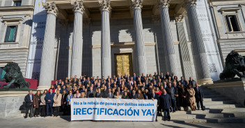 Concentración de los diputados y senadores del PP a las puertas del Congreso para pedir la dimisión de la ministra de Igualdad, Irene Montero