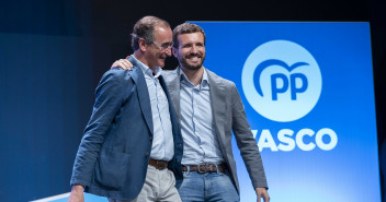 Pablo Casado y Alfonso Alonso en la clausura de la Convención del PP Vasco