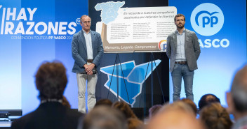 Pablo Casado y Alfonso Alonso durante el minuto de silencio en la clausura de la Convención del PP Vasco