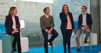 Elena Muñoz junto a Pablo Casado, Ana Pastor, y Alberto Núñez Feijóo, que  participan en el acto 