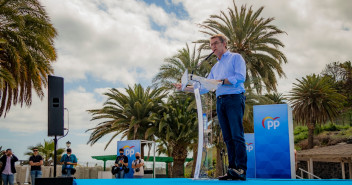 El candidato a la Presidencia del Partido Popular, Alberto Núñez Feijóo, durante su intervención en Santa Cruz de Tenerife