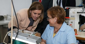 María Dolores de Cospedal visitan una fábrica de zapatos en Almansa