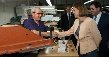 María Dolores de Cospedal visitan una fábrica de zapatos en Almansa