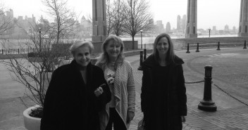 Carmen Quintanilla y Marta González con Neir Taboada, presidenta del PP de EEUU, en Nueva York