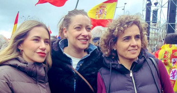 Noelia Núñez, Ester Muñoz y Dolors Montserrat en la concentración de la sociedad civil en Cibeles