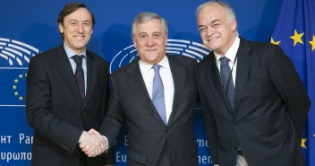 Rafael Hernando, junto al portavoz del PP en el Parlamento Europeo, Esteban González Pons, se reúnen con el presidente del Parlamento Europeo, Antonio Tajani