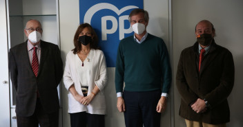 Antonio González Terol junto a representantes de la la asociación Tertulia de Amigos del Conde de Colombi y la Peña Taurina Los Cabales.