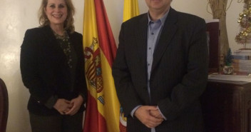 La presidenta del Partido Popular de España en Colombia, Carmen Sofía Diago, y el secretario general del Partido Popular en EE.UU., Juan José Núñez, en un encuentro en Bogotá con afiliados del PP