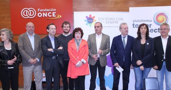 Gonzalo Robles con la Sociedad Civil del Debate en  la Fundación Once.