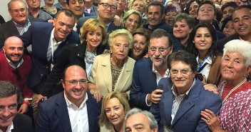 Mariano Rajoy con militantes del PP de Lorca 
