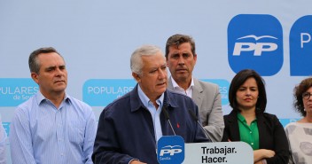 Javier Arenas en una reunión con la corporación municipal de Pilas (Sevilla)