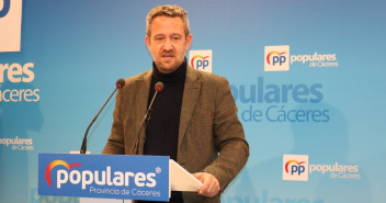 Jaime de Olano, vicesecretario de Participación, en la sede del Partido Popular de Cáceres