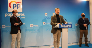 Jaime de Olano, vicesecretario de Participación, en la sede del Partido Popular de Cáceres