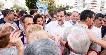 El Presidente Rajoy saludando a los vecinos de Benidorm