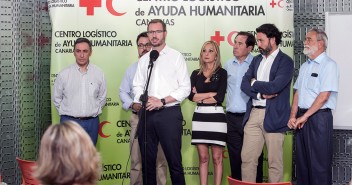 Javier Maroto visita al Centro Logístico de Ayuda Humanitaria de Cruz Roja en Canarias