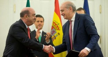 El Ministro del Interior de España y el Procurador general de la República de México firmando el convenio (Moncloa)