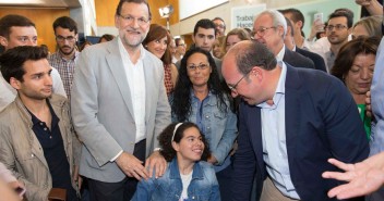 Mariano Rajoy junto a Carmen Gonzálvez López que votará por primera vez el 24M y Pedro Antonio Sánchez en Murcia