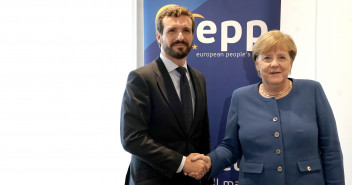 Pablo Casado en Bruselas, con Angela Merkel