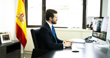 Pablo Casado en videoconferencia con el presidente del Gobierno, Pedro Sánchez