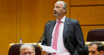 Luis Rogelio Rodríguez Comendador en la sesión de control al Gobierno en el Senado