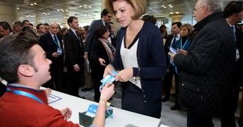 María Dolores de Cospedal acreditándose en la Convención Nacional 