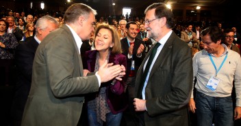 Esteban González Pons Saluda a María Dolores De Cospedal en el Plenario de la Convención del PP 