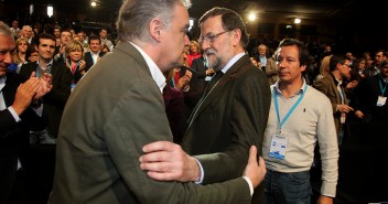 Esteban González Pons Saluda a Mariano Rajoy Brey en el Plenario de la Convención del PP 