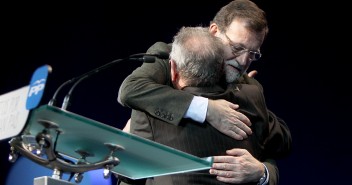 Mariano Rajoy Brey abraza a Jesús Quiroga alcalde de Almatret 